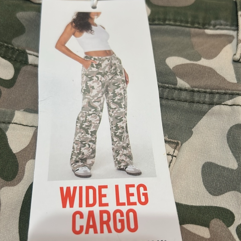 Celebrity Pink Camouflage Wide Leg Cargo Pants size 9/29 NWT
